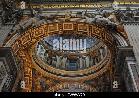 Vue intérieure à Un dôme de la rue Cathédrale de Pierre à Rome Italie Banque D'Images