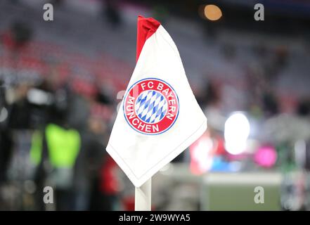 Munich, Deutschland. 17 décembre 2023. Firo : 17 décembre 2023, football, soccer, 1e Bundesliga, saison 2023/2024, 15e journée, FC Bayern Munich - VfB Stuttgart 3:0, FC Bayern Munich, Bayern, FCB, Munchen, déposant, général, caractéristique, drapeau de coin, logo, crédit : dpa/Alamy Live News Banque D'Images