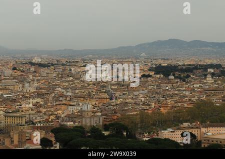 Vue lointaine depuis le Dôme de la St. Cathédrale de Pierre à Rome Italie Banque D'Images