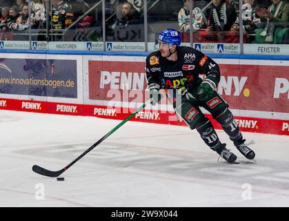 Augsbourg, Deutschland. 30 décembre 2023. Chris Collins (Augsburger Panther, #10). Augsburger Panther gegen Schwenninger Wild Wings, Eishockey, DEL, 33. Spieltag, saison 2023/2024, 30.12.2023. Photo : Eibner-Pressefoto/Heike Feiner crédit : dpa/Alamy Live News Banque D'Images