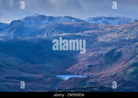 Easedale Tarn, Bowfell, et Esk Pike vus de près de Great Rigg, Grasmere, Lake District, Cumbria Banque D'Images