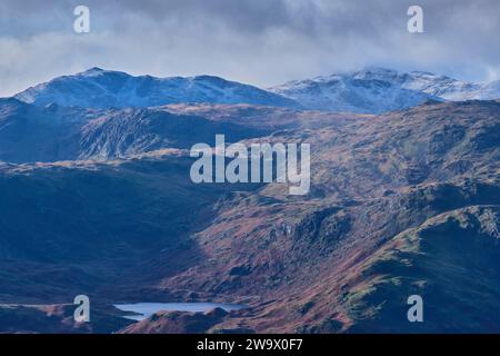 Easedale Tarn, Bowfell, et Esk Pike vus de près de Great Rigg, Grasmere, Lake District, Cumbria Banque D'Images