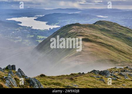 Windermere et Heron Pike vus de Great Rigg, Grasmere, Lake District, Cumbria Banque D'Images