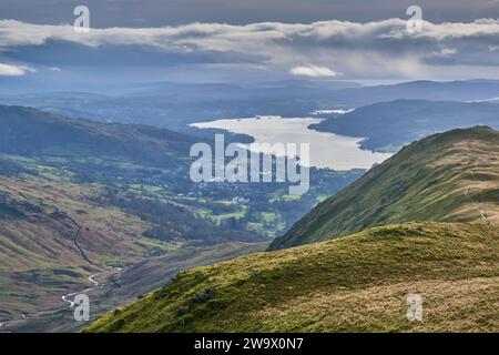 Windermere et Heron Pike vus de Great Rigg, Grasmere, Lake District, Cumbria Banque D'Images