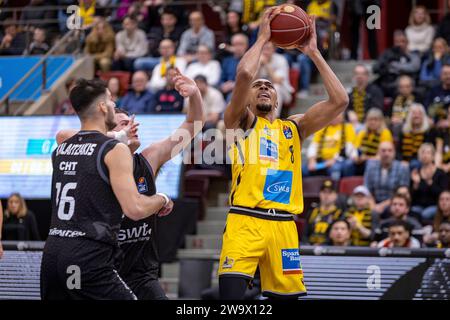 Georgios Kalaitzakis (Tigers Tuebingen, #16) Jimmy Boeheim (Tigers Tuebingen, #03) Jaren Lewis (MHP Riesen Ludwigsburg, #08) GER, MHP Riesen Ludwigsburg vs Tigers Tuebingen, Basketball, Bundesliga, easycredit BBL, 14. Spieltag, Spielzeit 2023/2024, 30.12.2023 photo : Eibner-Pressefoto/Nina Sander Banque D'Images