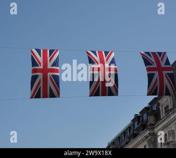 Union Jack Flags à Regent Street pour le couronnement du roi Charles III le 6 mai 2023 à Londres, Royaume-Uni Banque D'Images
