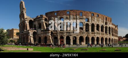 Vue sur le Colisée à Rome Italie par Un merveilleux jour de printemps avec Un ciel bleu clair Banque D'Images