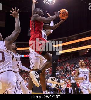 L'attaquant des Rutgers Scarlet Knights, Mawot Mag (3 ans), se dirige vers le panier en première mi-temps contre les Mississippi State Bulldogs lors du match de basket-ball Gotham Classic au Prudential Center de Newark, New Jersey, le samedi 23 décembre 2023. Duncan Williams/CSM Banque D'Images