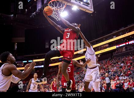 L'attaquant des Rutgers Scarlet Knights, Mawot Mag (3 ans), se dirige vers le panier en première mi-temps contre les Mississippi State Bulldogs lors du match de basket-ball Gotham Classic au Prudential Center de Newark, New Jersey, le samedi 23 décembre 2023. Duncan Williams/CSM Banque D'Images