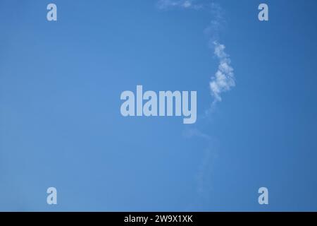 Le travail de défense aérienne ukrainienne dans le ciel, une trace dans le ciel de la défense aérienne au-dessus de la ville de Dnepr en Ukraine lors d'une attaque de missile, la guerre i Banque D'Images