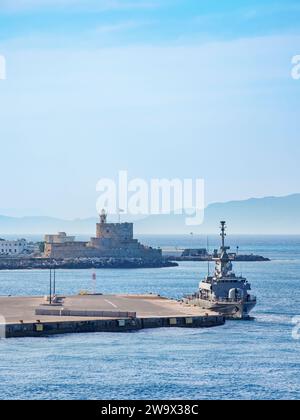 Vue vers la forteresse Saint-Nicolas, Rhodes City, Rhodes Island, Dodécanèse, Grèce Banque D'Images