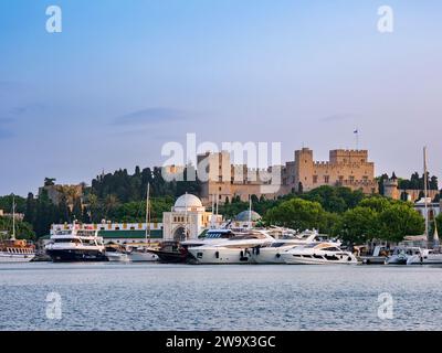 Vue vers le Palais du Grand Maître des Chevaliers de Rhodes au coucher du soleil, vieille ville médiévale, ville de Rhodes, île de Rhodes, Dodécanèse, Grèce Banque D'Images