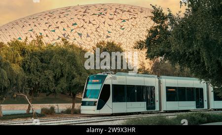 Doha, Qatar- décembre 12,2023 : tramway ligne jaune dans la ville de l'éducation Banque D'Images