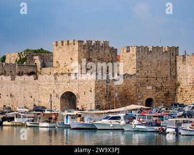 Port de Kolona, vieille ville médiévale, ville de Rhodes, île de Rhodes, Dodécanèse, Grèce Banque D'Images