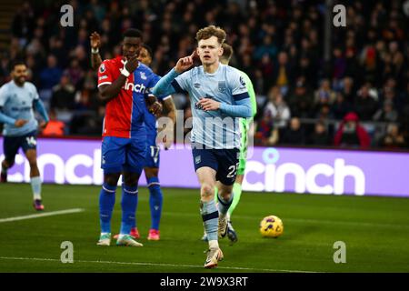 Keane Lewis-Potter de Brentford célèbre son but lors du match de Premier League entre Crystal Palace et Brentford à Selhurst Park, Londres, le samedi 30 décembre 2023. (Photo : Tom West | MI News) crédit : MI News & Sport / Alamy Live News Banque D'Images