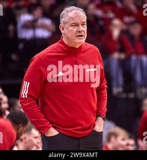 Steve Pikiell, entraîneur-chef des Rutgers Scarlet Knights, lors du match de basket-ball Gotham Classic contre les Mississippi State Bulldogs au Prudential Center de Newark, New Jersey, le samedi 23 décembre 2023. Duncan Williams/CSM (image de crédit : © Duncan Williams/Cal Sport Media) Banque D'Images