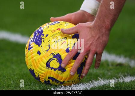 Wolverhampton, Royaume-Uni. 30 décembre 2023. Le ballon de Premier League lors du match de Premier League Wolverhampton Wanderers vs Everton à Molineux, Wolverhampton, Royaume-Uni, le 30 décembre 2023 (photo Gareth Evans/News Images) à Wolverhampton, Royaume-Uni le 12/30/2023. (Photo Gareth Evans/News Images/Sipa USA) crédit : SIPA USA/Alamy Live News Banque D'Images