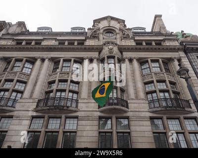 Drapeau brésilien à l'ambassade du Brésil à Londres, Royaume-Uni Banque D'Images