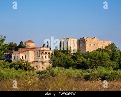 Église de la Transfiguration du Christ Sauveur et du château Lykourgos Logothetis, Pythagoreio, île de Samos, Égée du Nord, Grèce Banque D'Images