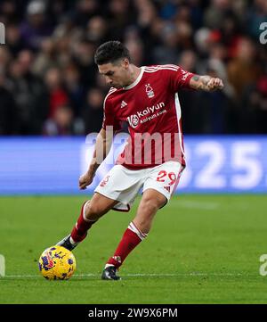 Gonzalo Montiel de Nottingham Forest lors du match de Premier League au City Ground de Nottingham. Date de la photo : Samedi 30 décembre 2023. Banque D'Images