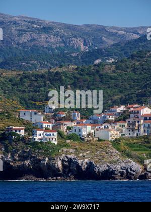 Vue vers Evdilos, île d'Icaria, Nord Égée, Grèce Banque D'Images