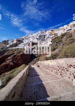 À quelques pas du village d'Oia, Santorin ou de l'île de Thira, Cyclades, Grèce Banque D'Images