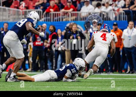 Atlanta, Géorgie, États-Unis. 30 décembre 2023. Le cornerback de Penn State Elliot Washington II (16) stoppe le coureur du Mississippi Quinshon Judkins (4) au Chick-fil-a Peach Bowl 2023 au Mercedes-Benz Stadium d'Atlanta, GA. (Scott Kinser/CSM). Crédit : csm/Alamy Live News Banque D'Images