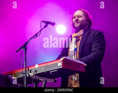 Édimbourg, Écosse, Royaume-Uni, 30 décembre 2023, Édimbourg Hogmanay : les célébrations du nouvel an se poursuivent avec la Night Afore Disco Party au Ross Bandstand avec Björn Again, un hommage musical imitant ABBA, en concert. Crédit Sally Anderson/Alamy Live News Banque D'Images