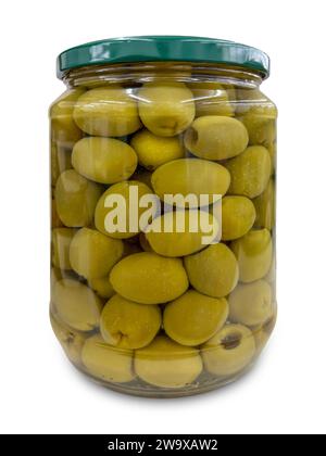 Olives vertes dénoyautées en saumure dans un bocal en verre isolé sur blanc avec chemin de détourage inclus Banque D'Images