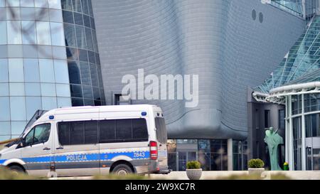 Varsovie, Pologne. 29 décembre 2023. Voiture de police garée devant le bâtiment TVP. Banque D'Images