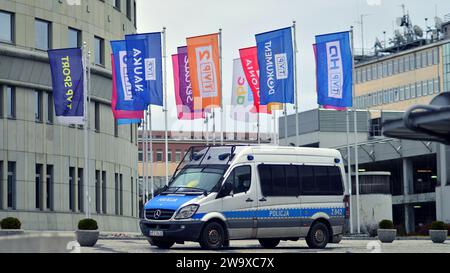 Varsovie, Pologne. 29 décembre 2023. Voiture de police garée devant le bâtiment TVP. Banque D'Images