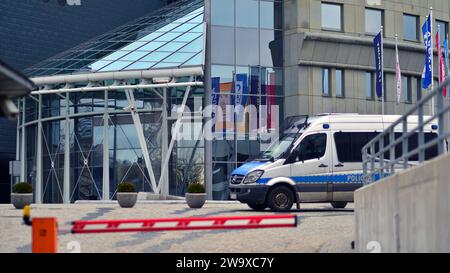 Varsovie, Pologne. 29 décembre 2023. Voiture de police garée devant le bâtiment TVP. Banque D'Images