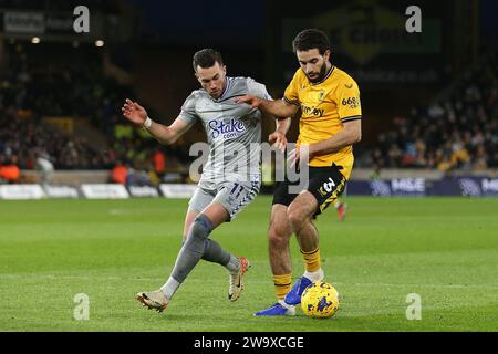 Wolverhampton, Royaume-Uni. 30 décembre 2023. Jack Harrison d'Everton (l) et Rayan ait-Nouri de Wolverhampton Wanderers se battent pour le ballon. Match de Premier League, Wolverhampton Wanderers contre Everton au Molineux Stadium à Wolverhampton, Angleterre, le samedi 30 décembre 2023. Cette image ne peut être utilisée qu'à des fins éditoriales. Usage éditorial uniquement, photo de Chris Stading/Andrew Orchard photographie sportive/Alamy Live News crédit : Andrew Orchard photographie sportive/Alamy Live News Banque D'Images