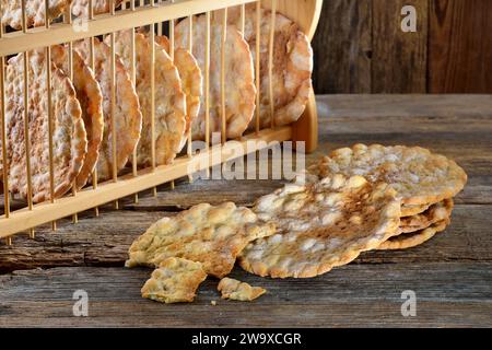 Pain plat croquant typique du Tyrol du Sud, appelé schuettelbrot, avec étagère en bois Banque D'Images