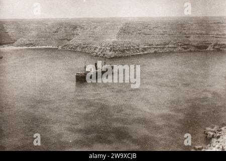 Rare image du cargo italien 'Butterfly' (appartenant à Industrie Navali Società Anonima- INSA) photographié dans la baie de Bardiyah (Bardia) à la fin des années trente. Banque D'Images