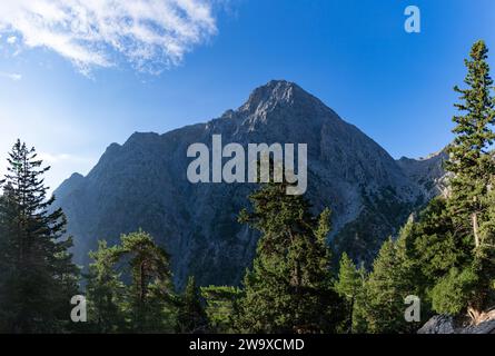 Une photo du pic Gigilos, qui fait partie du paysage accidenté de Samaria gorge, vu de son entrée au sommet. Banque D'Images