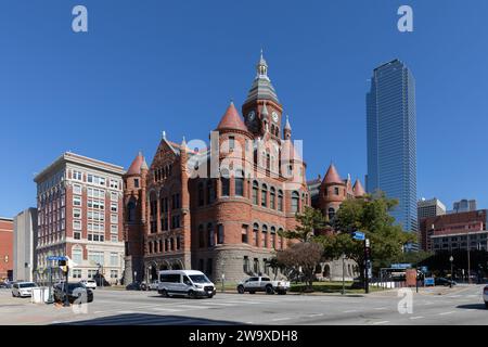 Dallas, États-Unis - 6 novembre 2023 : vue au Old Red Museum de l'histoire et de la culture du comté de Dallas. Le palais de justice du comté de Dallas de 1892, amoureusement connu sous le nom de Old Banque D'Images