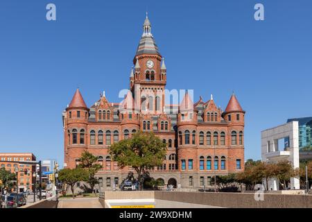 Dallas, États-Unis - 6 novembre 2023 : vue au Old Red Museum de l'histoire et de la culture du comté de Dallas. Le palais de justice du comté de Dallas de 1892, amoureusement connu sous le nom de Old Banque D'Images