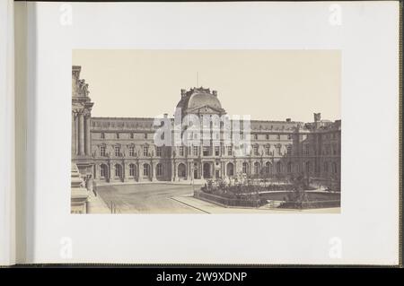 Cour Napoléon et le Pavillon Sully vu de l'aile Turgot, 1857 photographie partie de la Réunion des Tuileries au Louvre 1852-1857, album 2. Papier de Paris. Support photographique impression papier salé exposition permanente, musée Palais du Louvre. Tuilerieënpaleis. Musée du Louvre. Paris Banque D'Images