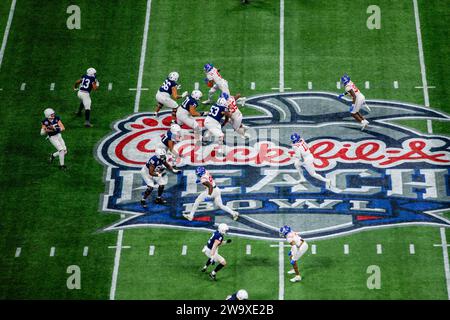 Atlanta, Géorgie, États-Unis. 30 décembre 2023. Le quarterback de Penn State Drew Allar (15) retombe contre le Mississippi lors du Chick-fil-a Peach Bowl 2023 au Mercedes-Benz Stadium d'Atlanta, GA. (Scott Kinser/CSM). Crédit : csm/Alamy Live News Banque D'Images