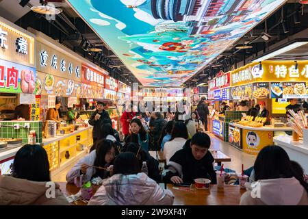 CHONGQING, CHINE - 30 DÉCEMBRE 2023 - les touristes affluent dans la rue piétonne Jiefangbei pendant les vacances du nouvel an à Chongqing, en Chine, le 30 décembre Banque D'Images