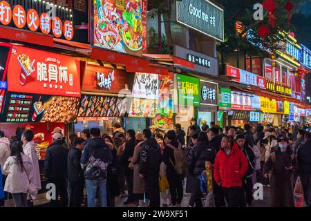 CHONGQING, CHINE - 30 DÉCEMBRE 2023 - les touristes affluent dans la rue piétonne Jiefangbei pendant les vacances du nouvel an à Chongqing, en Chine, le 30 décembre Banque D'Images