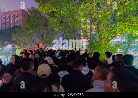 CHONGQING, CHINE - 30 DÉCEMBRE 2023 - les touristes se rassemblent à Hongyadong Scenic spot pendant les vacances du nouvel an à Chongqing, en Chine, le 30 décembre 2023. Banque D'Images