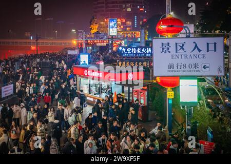 CHONGQING, CHINE - 30 DÉCEMBRE 2023 - les touristes se rassemblent à Hongyadong Scenic spot pendant les vacances du nouvel an à Chongqing, en Chine, le 30 décembre 2023. Banque D'Images