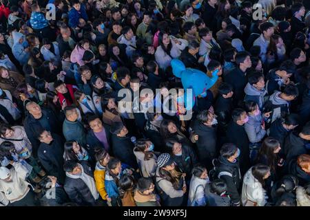 CHONGQING, CHINE - 30 DÉCEMBRE 2023 - les touristes se rassemblent à Hongyadong Scenic spot pendant les vacances du nouvel an à Chongqing, en Chine, le 30 décembre 2023. Banque D'Images