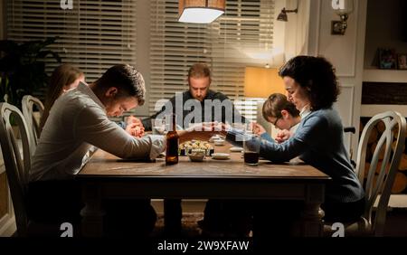 The Contractor (2022) réalisé par Tarik Saleh et mettant en vedette Chris Pine, Gillian Jacobs et Sander Thomas. Un sergent des Forces spéciales américaines déchargé, James Harper, risque tout pour sa famille lorsqu'il rejoint une organisation contractuelle privée. Publicité encore ***USAGE ÉDITORIAL SEULEMENT***. Crédit : BFA / STX Entertainment Banque D'Images