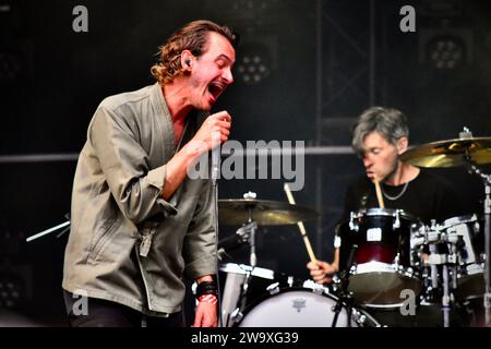 Le chanteur principal Tom Smith et le batteur Ed Lay photographiés en tant que Editors interprètent un concert de haute énergie qui se déroule à Darlington, en 2023. Crédit James Hind/Alamy Banque D'Images