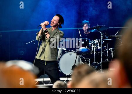 Le chanteur principal Tom Smith et le batteur Ed Lay photographiés en tant que Editors interprètent un concert de haute énergie qui se déroule à Darlington, en 2023. Crédit James Hind/Alamy Banque D'Images