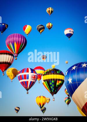 L'ascension de masse de la Fiesta de montgolfière d'Albuquerque au Nouveau-Mexique. Banque D'Images