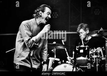 Le chanteur principal Tom Smith et le batteur Ed Lay photographiés en tant que Editors interprètent un concert de haute énergie qui se déroule à Darlington, en 2023. Crédit James Hind/Alamy Banque D'Images